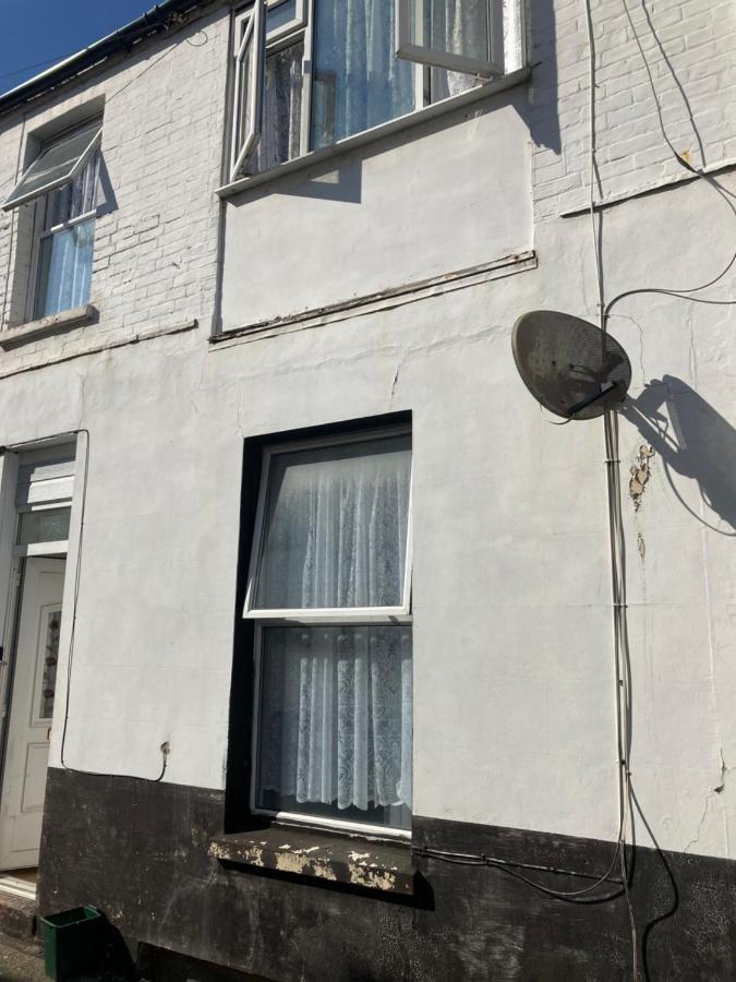 3 Bed Town House Near Ryde Sea Front @ One Church Lane Holiday home *