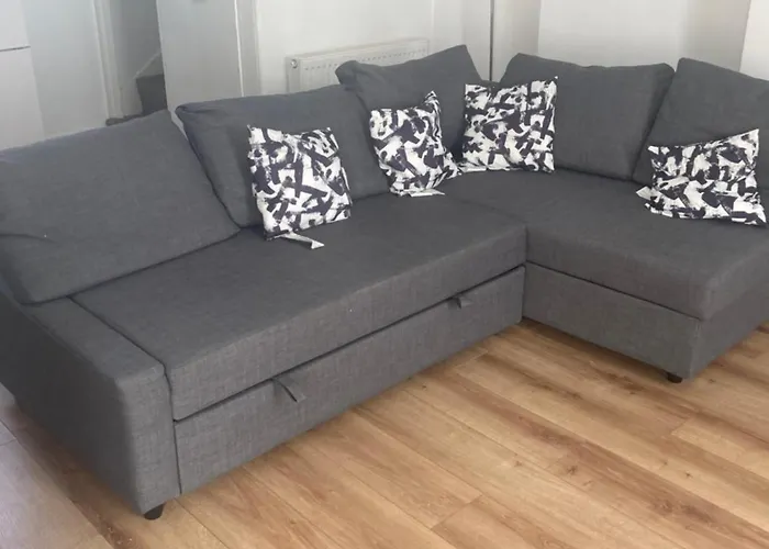 3 Bed Town House Near Ryde Sea Front @ One Church Lane